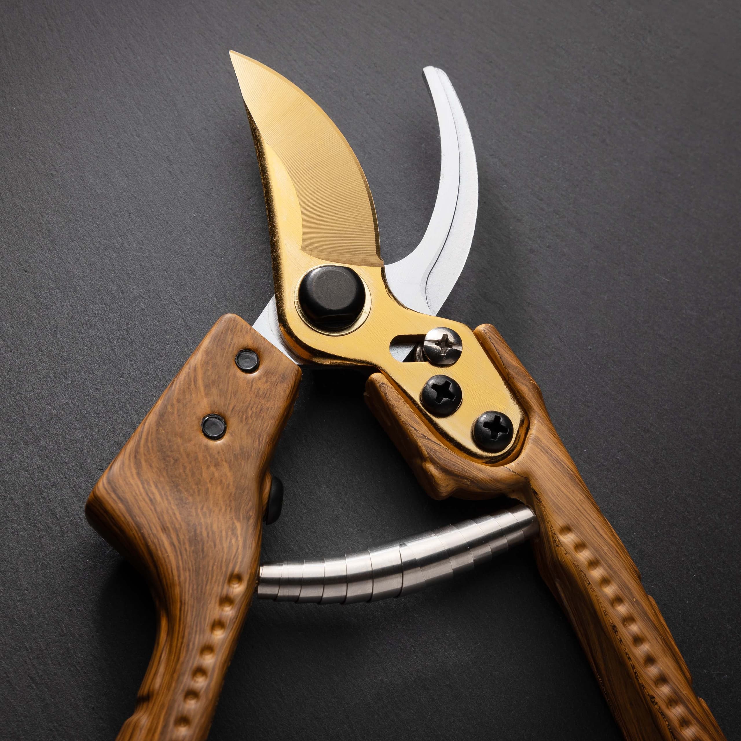 Premium Bypass-Gartenschere geöffnet – ergonomischer Griff und Federmechanismus