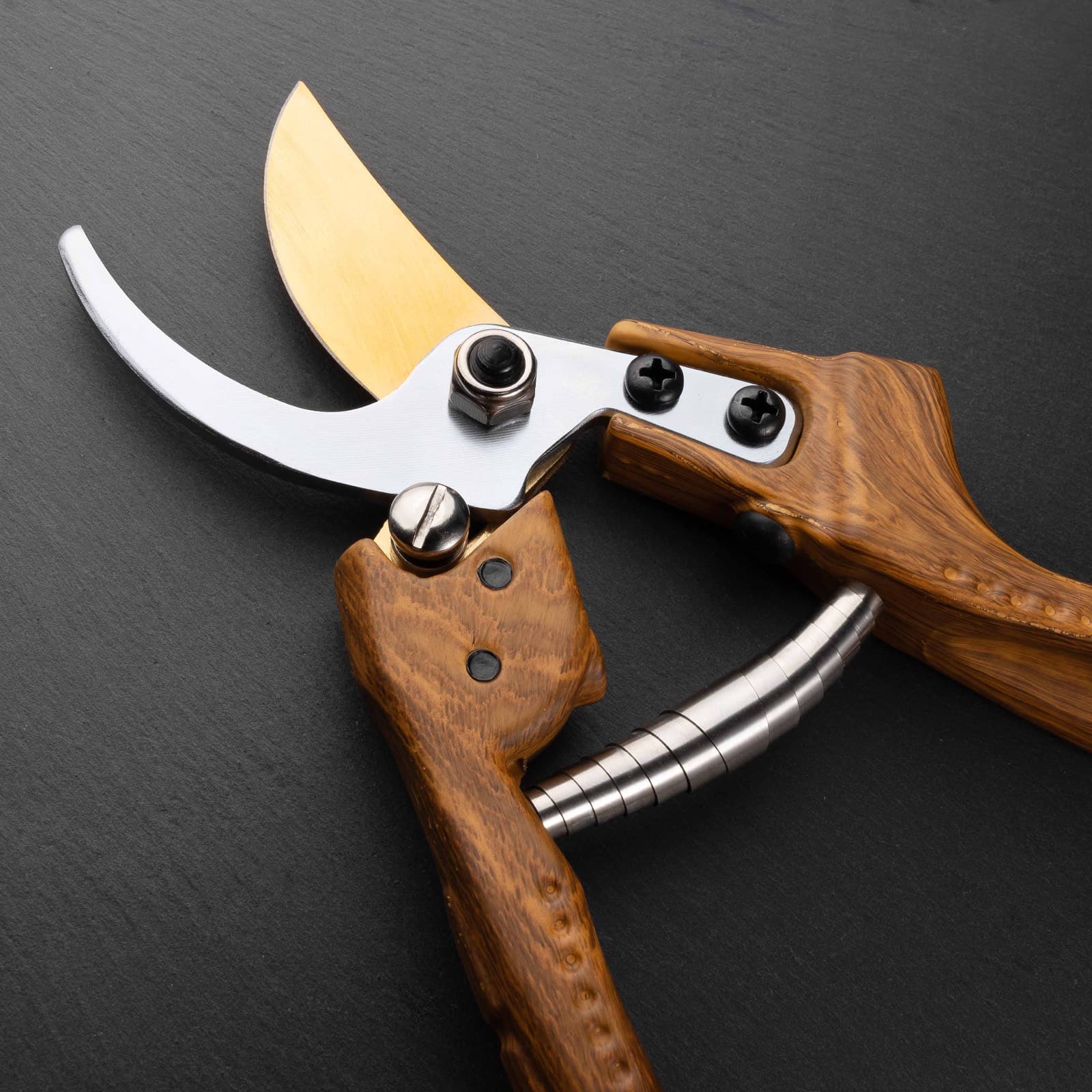 SK5-Edelstahl-Klinge mit Titan-Optik – Detailaufnahme auf Schiefer